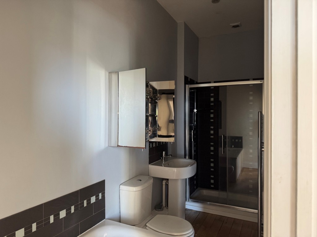 Lot: 11 - ONE-BEDROOM FLAT WITH ATTRACTIVE VIEW FOR INVESTMENT OR OCCUPATION - Bathroom with shower